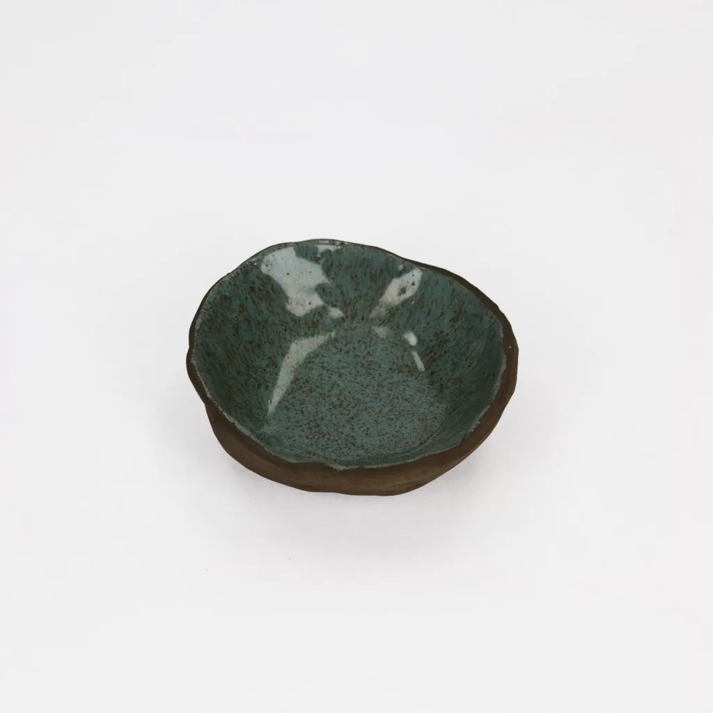 Ręcznie lepiona miseczka ceramiczna niebieska w kropeczki  -  Giftoria - zestawy prezentowe