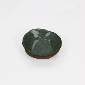 Ręcznie lepiona miseczka ceramiczna niebieska w&nbsp;kropeczki  -  Giftoria - zestawy prezentowe