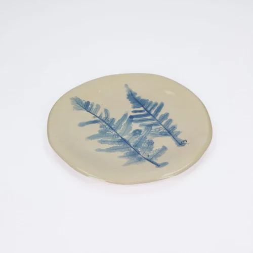 Ceramiczny talerz śniadaniowy Paproć – ręcznie wykonany - Giftoria - zestawy prezentowe Ceramiczny talerz śniadaniowy Paproć – ręcznie wykonany - Giftoria - zestawy prezentowe