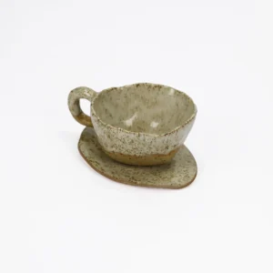 Mała filiżanka ceramiczna ze&nbsp;spodkiem beżowa – idealna na&nbsp;espresso  -  Giftoria - zestawy prezentowe