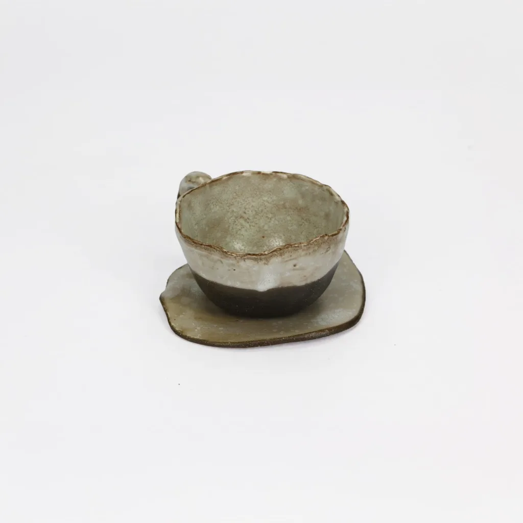 Mała filiżanka ceramiczna ze spodkiem brązowa – idealna na espresso  -  Giftoria - zestawy prezentowe