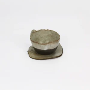 Mała filiżanka ceramiczna ze&nbsp;spodkiem brązowa – idealna na&nbsp;espresso  -  Giftoria - zestawy prezentowe