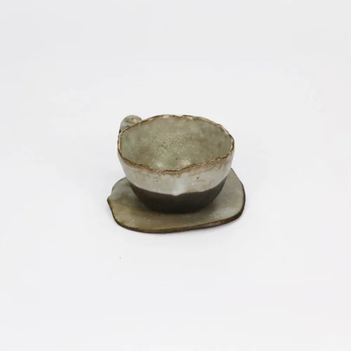 Mała filiżanka ceramiczna ze spodkiem brązowa – idealna na espresso - Giftoria - zestawy prezentowe Mała filiżanka ceramiczna ze spodkiem brązowa – idealna na espresso - Giftoria - zestawy prezentowe