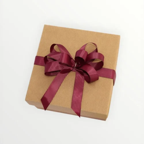 Opakowanie prezentowe beżowe z bordową kokardą