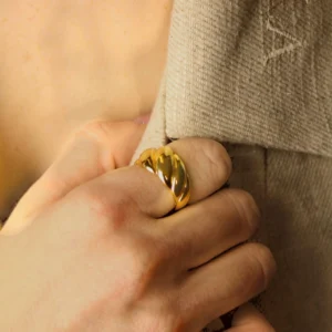 Pierścionek duży twist - Giftoria - zestawy prezentowe Pierścionek duży twist - Giftoria - zestawy prezentowe