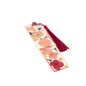 Zakładka do&nbsp;książki z&nbsp;żywicy z&nbsp;suszonymi różowymi kwiatami – 14 cm  -  Giftoria - zestawy prezentowe