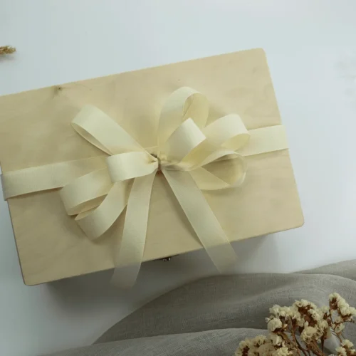 Zestaw prezentowy w skrzyni z kosmetykami i miodem - Giftoria - zestawy prezentowe 2 Zestaw prezentowy w skrzyni z kosmetykami i miodem - Giftoria - zestawy prezentowe 2