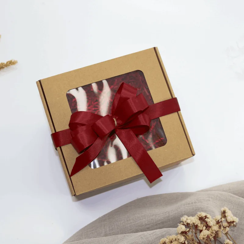 Zestaw Prezentowy „Drobna Przyjemność” – krem, świeca i&nbsp;praliny  -  Giftoria - zestawy prezentowe