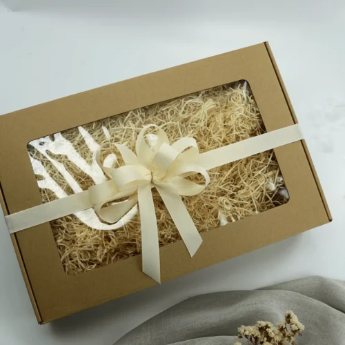 Zestaw Prezentowy na Dzień Matki – Słodka Przyjemność: Praliny, Kawa, Świeca Sojowa, Konfitura, Talerz Handmade - Giftoria - zestawy prezentowe 2 Zestaw Prezentowy na Dzień Matki – Słodka Przyjemność: Praliny, Kawa, Świeca Sojowa, Konfitura, Talerz Handmade - Giftoria - zestawy prezentowe 2