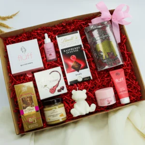 Prezent dla niej z&nbsp;malinową nutą – Zestaw z&nbsp;herbatą, świecą i&nbsp;kosmetykami Fluff  -  Giftoria - zestawy prezentowe