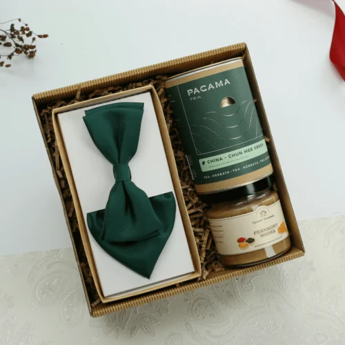 Zestaw prezentowy dla mężczyzny z&nbsp;muchą, zieloną herbatą i&nbsp;miodem  -  Giftoria - zestawy prezentowe