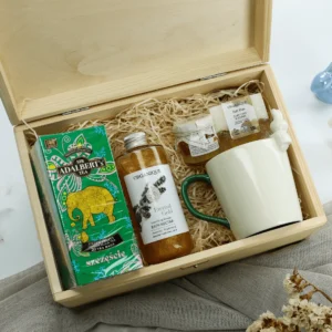 Zestaw prezentowy w&nbsp;skrzyni z&nbsp;kosmetykami i&nbsp;miodem  -  Giftoria - zestawy prezentowe