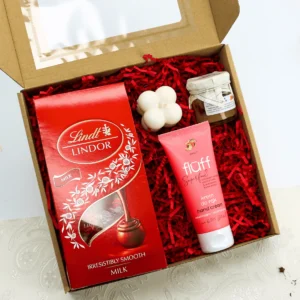 Prezent dla niej z&nbsp;pralinami i&nbsp;świecą – Mini zestaw z&nbsp;kremem Fluff i&nbsp;miodem  -  Giftoria - zestawy prezentowe