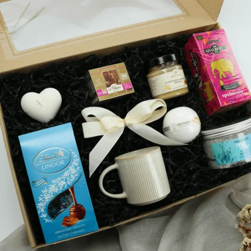 Prezent dla nauczycielki z herbatą i świecą – zestaw z kosmetykami - Giftoria - zestawy prezentowe Prezent dla nauczycielki z herbatą i świecą – zestaw z kosmetykami - Giftoria - zestawy prezentowe