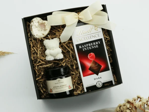 Zestaw Prezentowy „Kąpiel w&nbsp;Różach” – romantyczna chwila relaksu i&nbsp;słodyczy  -  Giftoria - zestawy prezentowe