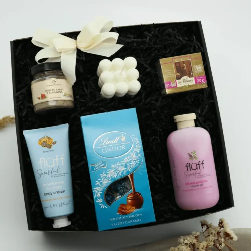 Zestaw Prezentowy „Czarna elegancja dla niej” –kosmetyki, słodkości i&nbsp;chwile relaksu  -  Giftoria - zestawy prezentowe
