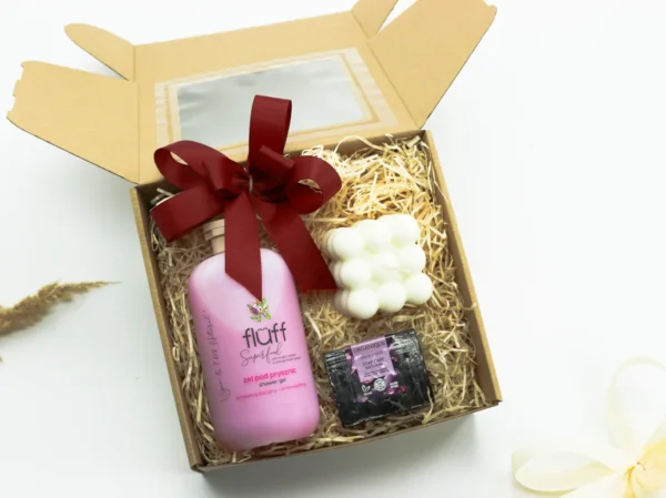 Zestaw Prezentowy „Mała Pielęgnacja” – mydełko, świeca i&nbsp;żel pod&nbsp;prysznic  -  Giftoria - zestawy prezentowe