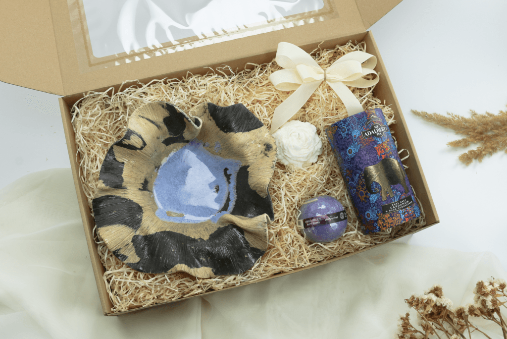 Zestaw Prezentowy „Czarna Orchidea” – misa  handmade, kula do kąpieli, herbata, świeca  -  Giftoria - zestawy prezentowe