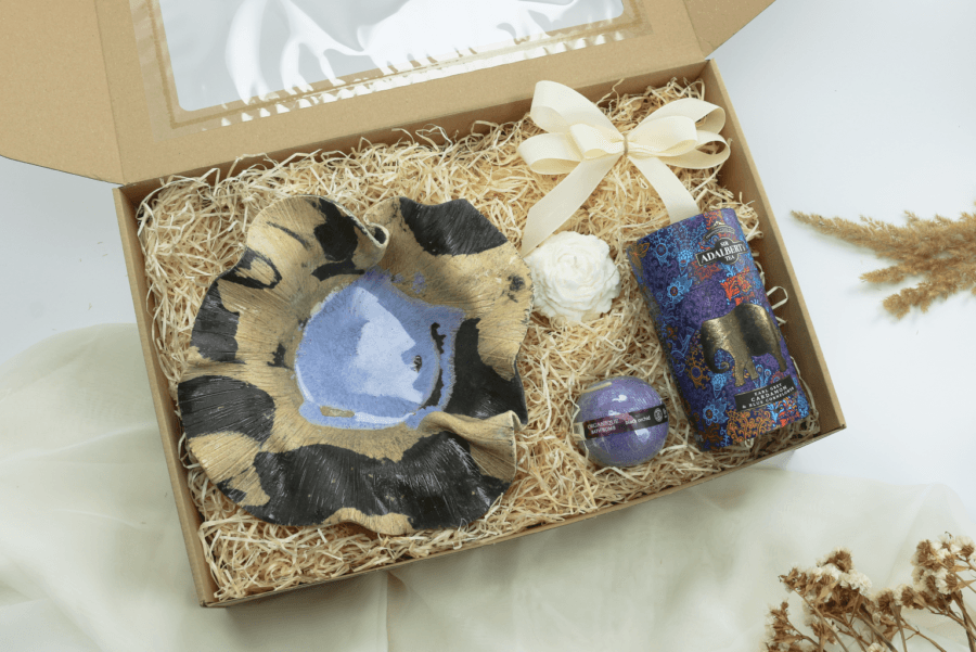 Zestaw Prezentowy „Czarna Orchidea” – misa  handmade, kula do kąpieli, herbata, świeca  -  Giftoria - zestawy prezentowe