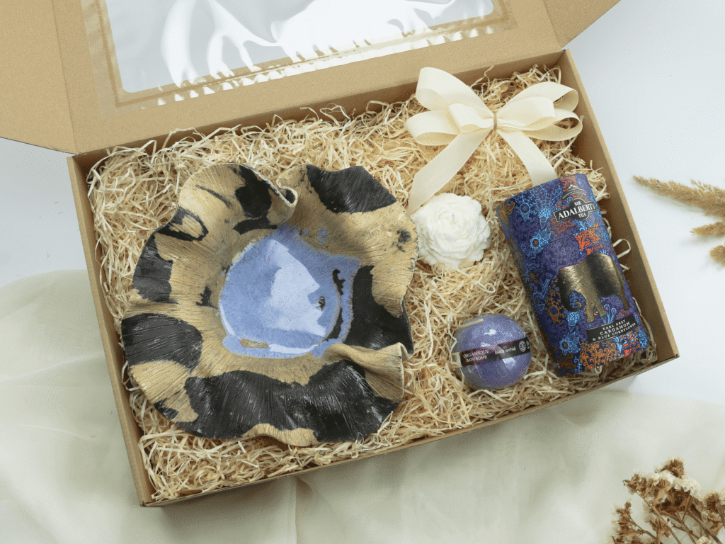 Zestaw Prezentowy „Czarna Orchidea” – misa  handmade, kula do kąpieli, herbata, świeca  -  Giftoria - zestawy prezentowe