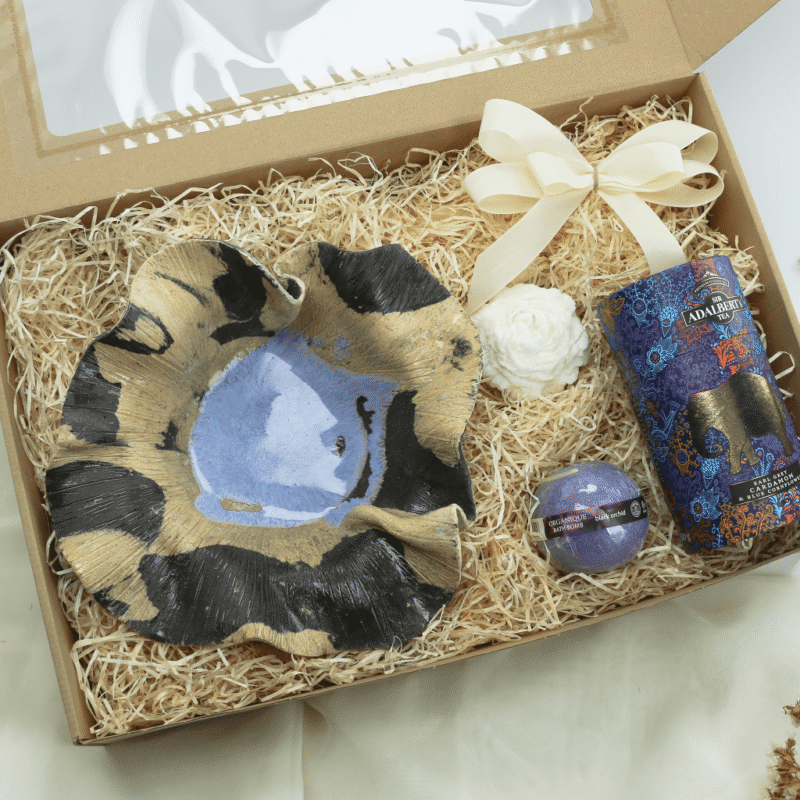 Zestaw Prezentowy „Czarna Orchidea” – misa  handmade, kula do kąpieli, herbata, świeca  -  Giftoria - zestawy prezentowe 2