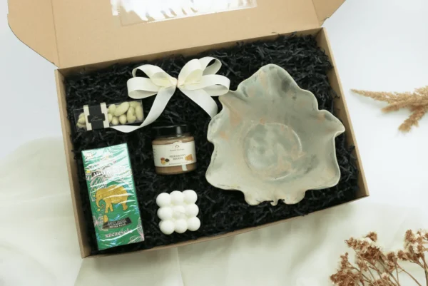 Zestaw Prezentowy „Zielona Radość” – herbata, migdały, miód, misa, świeca  -  Giftoria - zestawy prezentowe