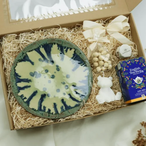 Zestaw Prezentowy „Earl Grey z&nbsp;Czekoladą” – herbata, orzechy, miód, talerz, świeca  -  Giftoria - zestawy prezentowe