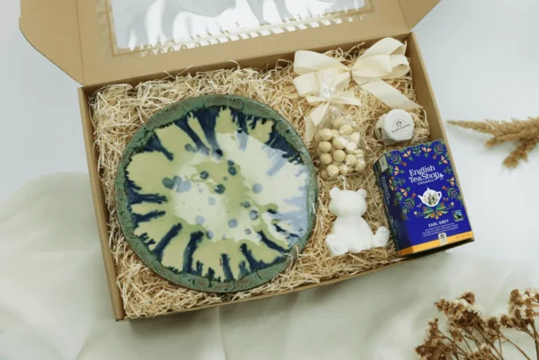 Zestaw Prezentowy „Earl Grey z&nbsp;Czekoladą” – herbata, orzechy, miód, talerz, świeca  -  Giftoria - zestawy prezentowe