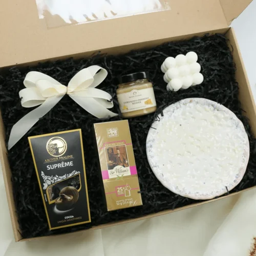 Zestaw Prezentowy „Czekoladowe Rozkosze” – herbata, praliny, miód, talerz, świeca  -  Giftoria - zestawy prezentowe