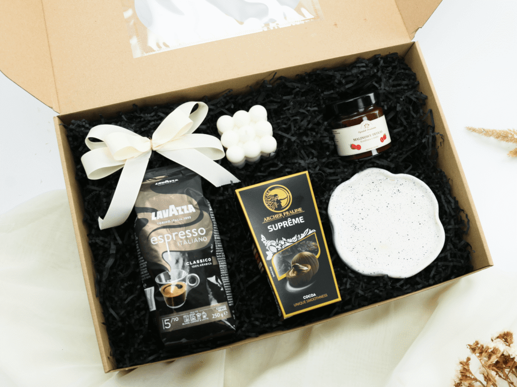 Zestaw Prezentowy na Dzień Matki – Słodka Przyjemność: Praliny, Kawa, Świeca Sojowa, Konfitura, Talerz Handmade  -  Giftoria - zestawy prezentowe