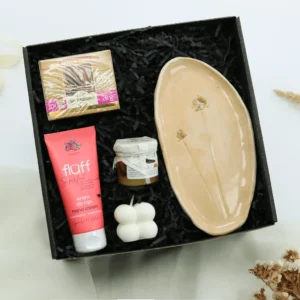 Zestaw Prezentowy „Zielnikowa Radość” – krem do&nbsp;rąk, herbata, miód, świeca sojowa, talerz handmade  -  Giftoria - zestawy prezentowe