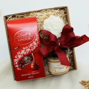 Zestaw prezentowy Słodki Relaks – świeca, miód i&nbsp;praliny Lindt  -  Giftoria - zestawy prezentowe