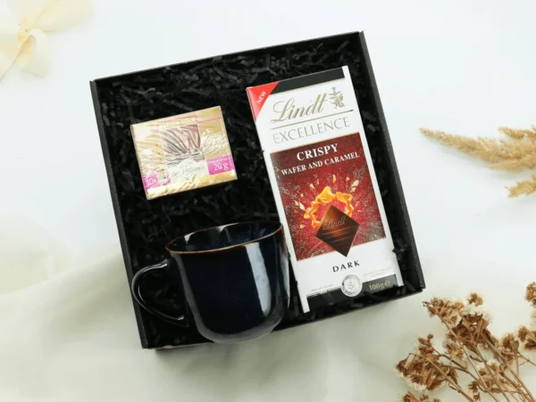 Zestaw Prezentowy „Czekoladowa Chwila z&nbsp;Herbatą” – Kubek, Czekolada Lindt i&nbsp;Herbata Ceylon  -  Giftoria - zestawy prezentowe