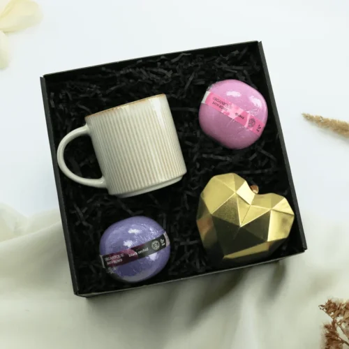 Zestaw Prezentowy „Blask i&nbsp;ukojenie” – Kubek, Czekoladki i&nbsp;Relaksujące Kule do&nbsp;Kąpieli  -  Giftoria - zestawy prezentowe