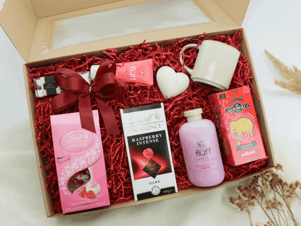 Zestaw Prezentowy „Aromatyczna Pielęgnacja dla niej” – kosmetyki, herbata, kubek i słodkości  -  Giftoria - zestawy prezentowe