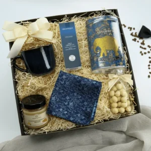 Zestaw Prezentowy „Męska Klasyka” – pielęgnacja, słodkości i&nbsp;eleganckie dodatki  -  Giftoria - zestawy prezentowe