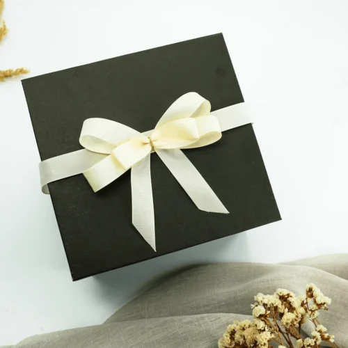 Zestaw Prezentowy „Zielnikowa Radość” – krem do&nbsp;rąk, herbata, miód, świeca sojowa, talerz handmade  -  Giftoria - zestawy prezentowe 2