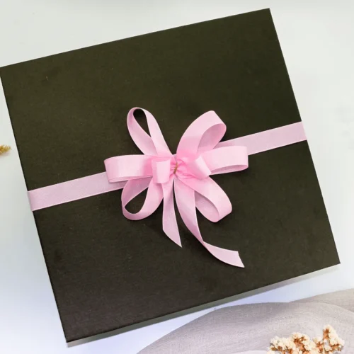 Prezent dla ukochanej Mamy z malinową nutą – Zestaw kosmetyków, kamień Gua Sha - Giftoria - zestawy prezentowe 2 Prezent dla ukochanej Mamy z malinową nutą – Zestaw kosmetyków, kamień Gua Sha - Giftoria - zestawy prezentowe 2