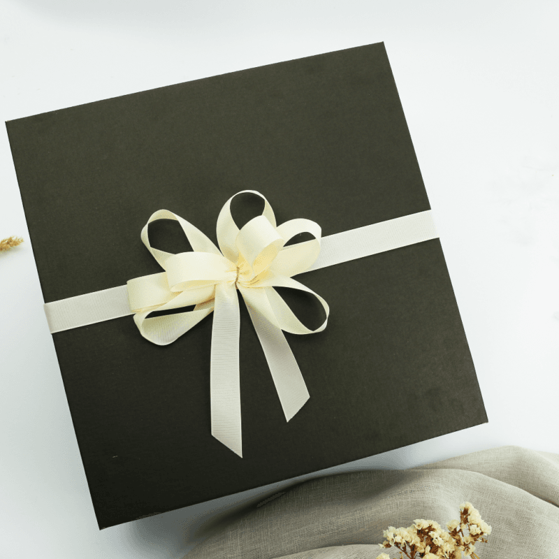 Zestaw Prezentowy „Męska Klasyka” – pielęgnacja, słodkości i eleganckie dodatki  -  Giftoria - zestawy prezentowe