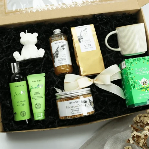 Prezent dla niej z&nbsp;kosmetykami Organique – Zestaw SPA z&nbsp;herbatą, świecą i&nbsp;kubkiem  -  Giftoria - zestawy prezentowe