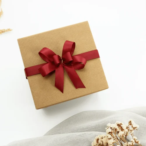 Zestaw prezentowy Słodki Relaks – świeca, miód i&nbsp;praliny Lindt  -  Giftoria - zestawy prezentowe 2