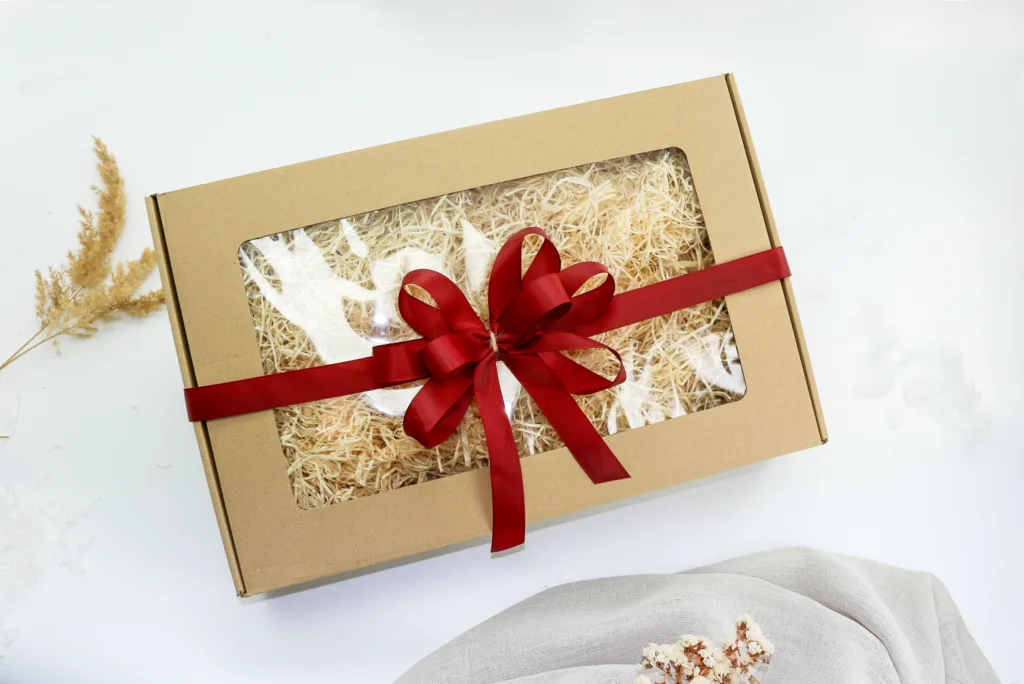 Zestaw Prezentowy „Aromatyczna Pielęgnacja dla niej” – kosmetyki, herbata, kubek i słodkości  -  Giftoria - zestawy prezentowe 2