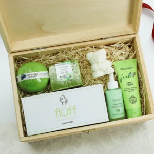 Prezent z&nbsp;kosmetykami i&nbsp;rollerem – Zestaw w&nbsp;skrzynce z&nbsp;kulą, kremem i&nbsp;świecą  -  Giftoria - zestawy prezentowe