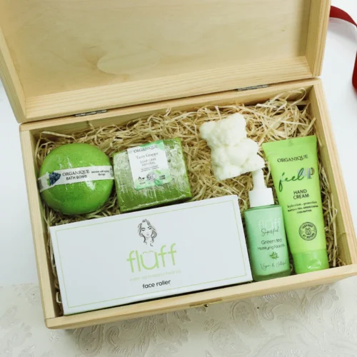 Prezent z&nbsp;kosmetykami i&nbsp;rollerem – Zestaw w&nbsp;skrzynce z&nbsp;kulą, kremem i&nbsp;świecą  -  Giftoria - zestawy prezentowe