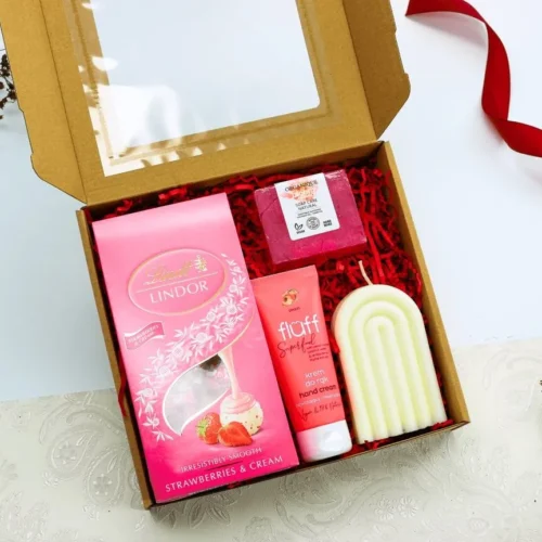 Zestaw prezentowy z kremem, świecą i pralinami w pudełku z czerwonym wypełnieniem – Giftoria