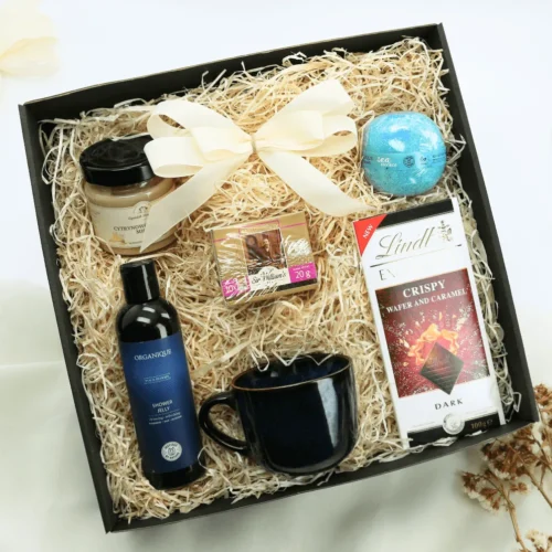 Ekskluzywny Zestaw Prezentowy – kosz z kosmetykami, kubkiem i słodkościami - Giftoria - zestawy prezentowe Ekskluzywny Zestaw Prezentowy – kosz z kosmetykami, kubkiem i słodkościami - Giftoria - zestawy prezentowe