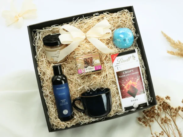 Ekskluzywny Zestaw Prezentowy – kosz z&nbsp;kosmetykami, kubkiem i&nbsp;słodkościami  -  Giftoria - zestawy prezentowe