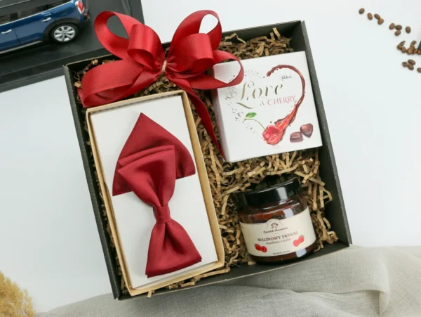Zestaw Prezentowy „Elegancki Smak” – konfitura, praliny i&nbsp;muszka  -  Giftoria - zestawy prezentowe