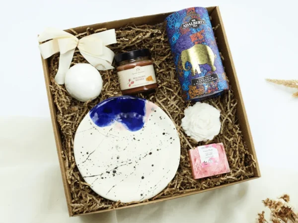 Zestaw Prezentowy „Ręcznie Malowane Chwile” – ceramika, kąpiel i&nbsp;herbata  -  Giftoria - zestawy prezentowe