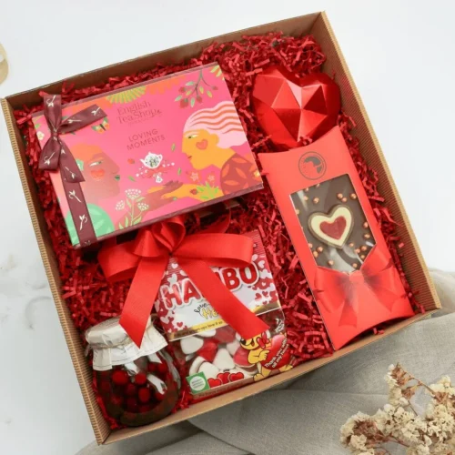 „Czułe Serca” – słodki zestaw prezentowy z&nbsp;herbatą i&nbsp;pralinami  -  Giftoria - zestawy prezentowe